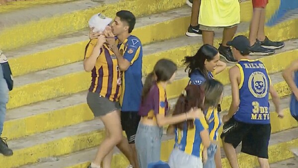 A lo Luque, robó beso en el festejo del gol