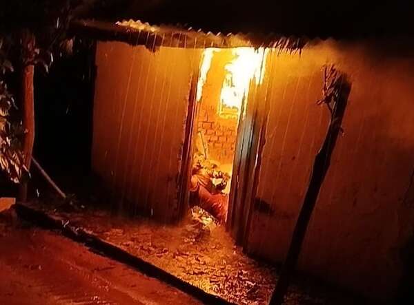 Hombre fallece tras incendio parcial de su vivienda en Isla Pucú - Nacionales - ABC Color