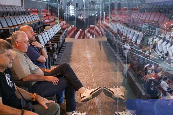 Gastón Olveira se lució en Sajonia ante la atenta mirada de Gustavo Alfaro - Olimpia - ABC Color