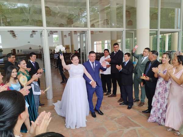 Primera pareja celebra matrimonio en el nuevo templo del Santuario de Itapé - Nacionales - ABC Color