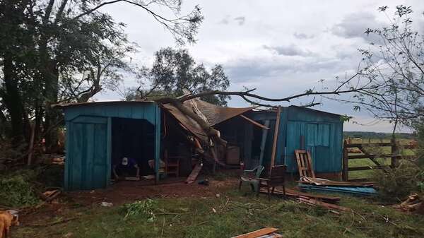 Temporal causa destrozos y cortes de energía eléctrica en varios puntos del Alto Paraná - ABC en el Este - ABC Color