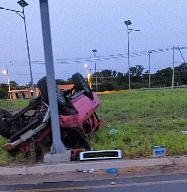 Vuelco de camioneta deja tres heridos en Alberdi - Policiales - ABC Color