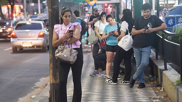 Eterno calvario: Pasajeros hartos de la excesiva espera de colectivo