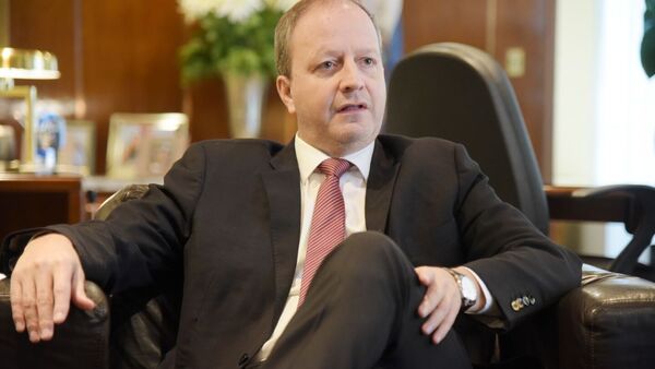 Salida de Carlos Fernández deja un complicado frente fiscal al Gobierno