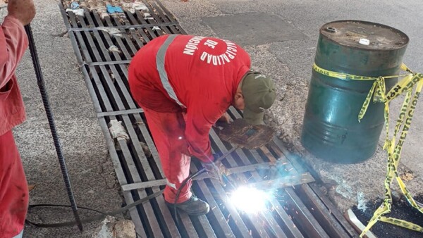 Reparan sumidero en Molas López, tras meses de abandono