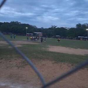 Vídeo: hinchas invaden cancha y agreden al árbitro en Liga Limpeña - Policiales - ABC Color