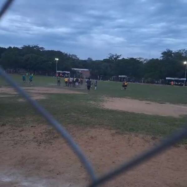 Vídeo: hinchas invaden cancha y agreden al árbitro en Liga Limpeña - Policiales - ABC Color