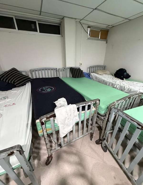 “Condiciones infrahumanas”: denuncian estado deplorable de áreas de descanso médico en el IPS - Nacionales - ABC Color