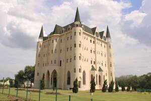 Iglesia Madre del Buen Consejo: el santuario neogótico que ilumina Ypacaraí  - Viajes - ABC Color