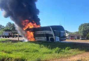 Ardió colectivo que viajaba a Argentina - ADN Digital
