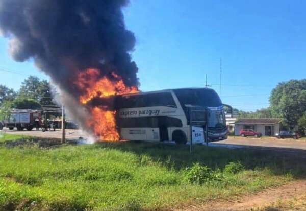 Ardió colectivo que viajaba a Argentina - ADN Digital