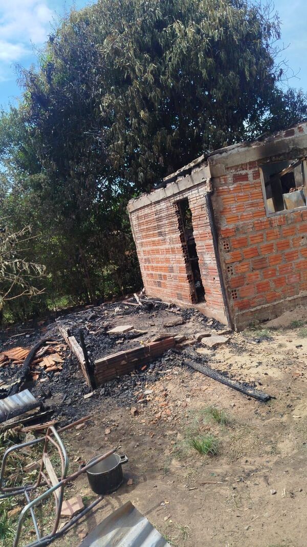 Voraz incendio destruye por completo una vivienda en el barrio Santo Domingo de Encarnación