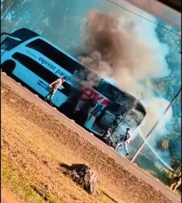 Ómnibus que viajaba a Buenos Aires quedó destruido por un incendio en Caazapá