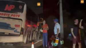 Micro con 40 pasajeros se quedó sin frenos y fue a parar en el paseo central