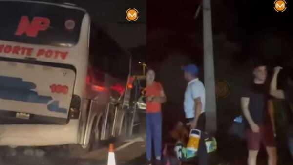 Micro con 40 pasajeros se quedó sin frenos y fue a parar en el paseo central