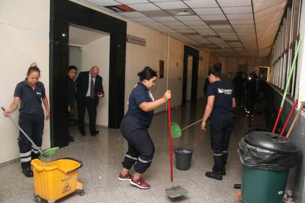 Filtración de agua en el Palacio de Justicia de Asunción tras desprendimiento de cañería - PDS RADIO Y TV