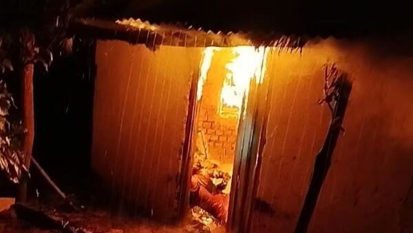 Se quemó una casa y exarquero no pudo salir a tiempo