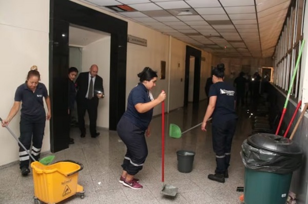 Lluvia provoca caída de techo en el Palacio de Justicia