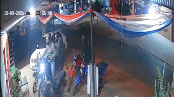 Popular / Roban 5 palos frente a un casino de Capiatá