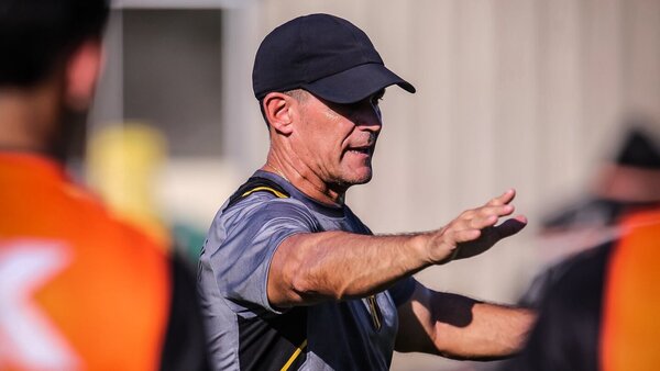 Víctor Bernay dejó de ser técnico de Guaraní