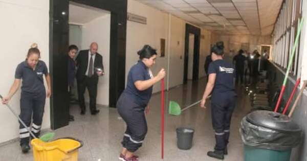 La Nación / Palacio de Justicia: cañería colapsó, salas de juicios se inundaron y parte del techo se desprendió