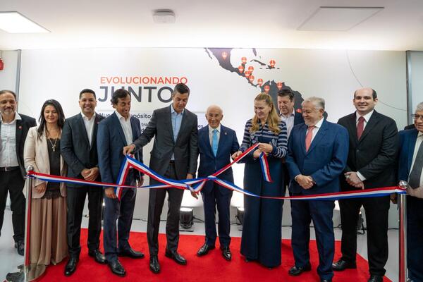 Presidente inaugura expansión de laboratorio farmacéutico que costó USD 60 millones
