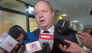 Carlos Fernández Valdovinos descarta renuncia y advierte sobre “economía de guerra”