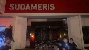 Imputan a cinco presuntos miembros de banda por millonario atraco con explosivos a banco en Naranjal