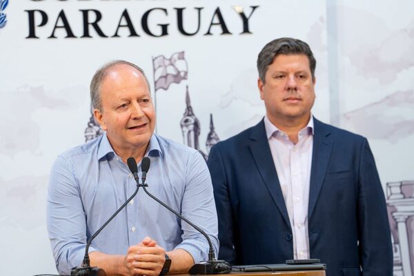 No renuncia: Fernández Valdovinos sigue como ministro y habla de una "economía de guerra"