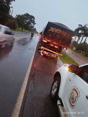 Motociclista resulta herido en choque contra camión estacionado sobre la Ruta PY06