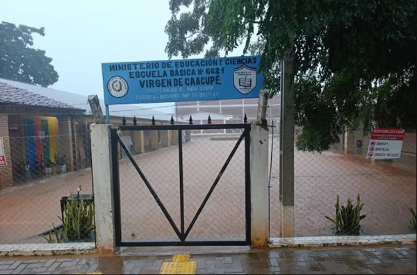 Escuela de Santaní queda bajo agua tras lluvias