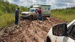 Una ambulancia quedó atrapada en el lodo con dos embarazadas a bordo