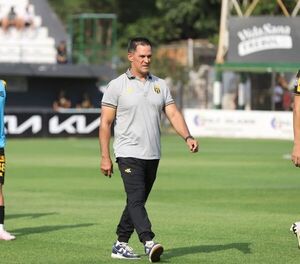 Popular / A Bernay le pusieron jabón por el pie y ya no es DT de Guaraní