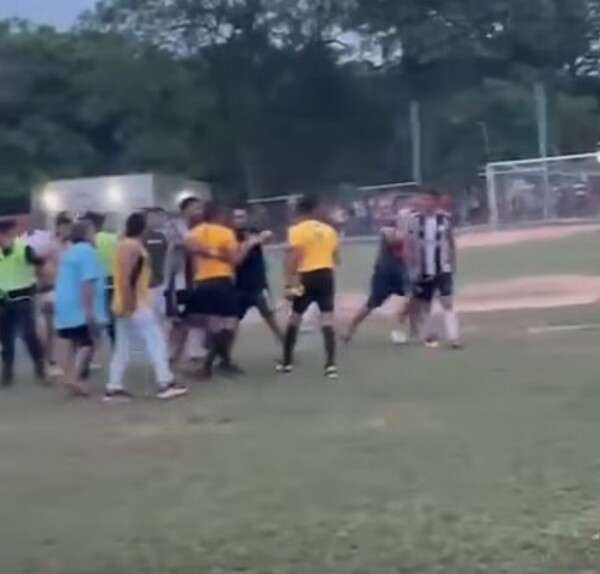 Popular / Hinchas y jugadores atacaron a referí por tiempo adicional