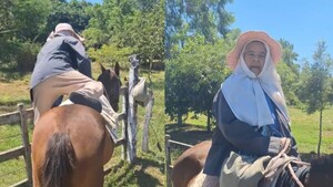 Doña Liduvina tiene 82 años ¡y sigue montando su caballo!