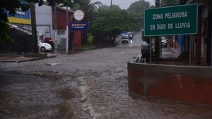 Fuerte temporal deja árboles caídos y vehículos atrapados en intensos raudales en Asunción y Central