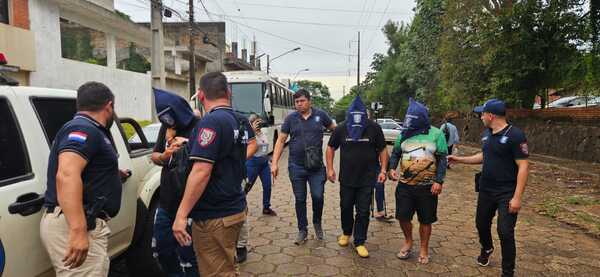 Popular / Impidieron que pase a Brasil un bus lleno de caaguaceños que iban a ser llevados bajo engaño ndaje