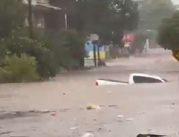 Video: así rescatan a conductor de una camioneta arrastrada por el raudal en Luque - Nacionales - ABC Color