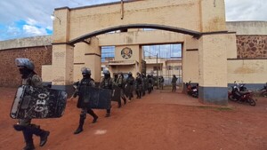 Trasladan a otras cárceles a seis presuntos cabecillas del intento de fuga del penal de Pedro Juan