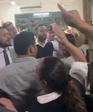 Video: incidentes y denuncias de irregularidades en elección de delegados en Derecho UNA - Nacionales - ABC Color