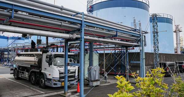 La Nación / Precio del petróleo sube más de 5 % por crisis en Ormuz