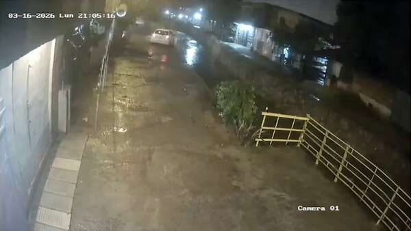Video: mujer cae con su auto a un canal de desagüe en Tacumbú - Policiales - ABC Color