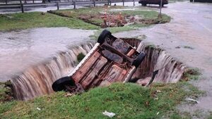 Dramáticos rescates de personas en medio del raudal en Luque