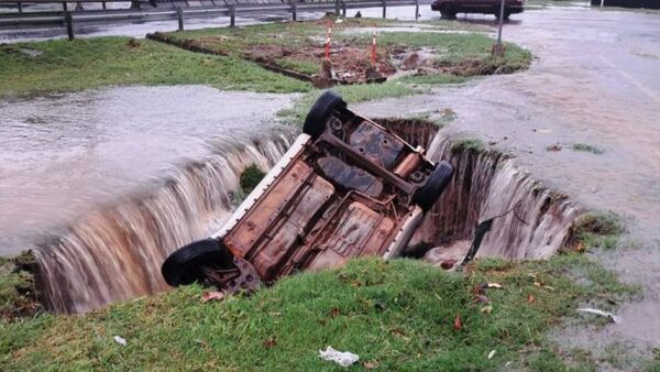 Dramáticos rescates de personas en medio del raudal en Luque