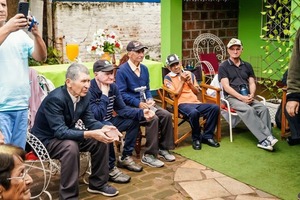 Muni de Encarnación y Fundación “Jesús Responde” asisten a abuelitos - Portal Digital Cáritas Universidad Católica