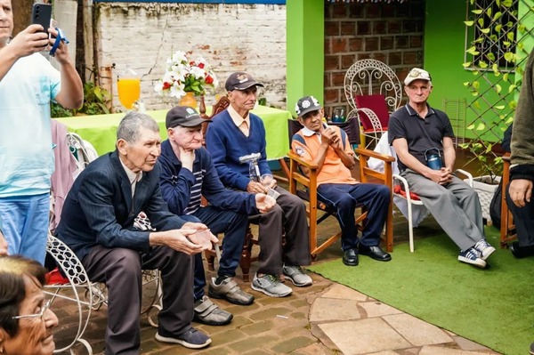 Muni de Encarnación y Fundación “Jesús Responde” asisten a abuelitos - Portal Digital Cáritas Universidad Católica