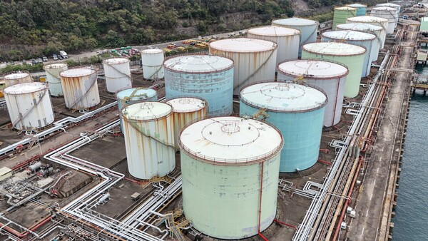 Precio del petróleo sube más de 5% por guerra en Irán