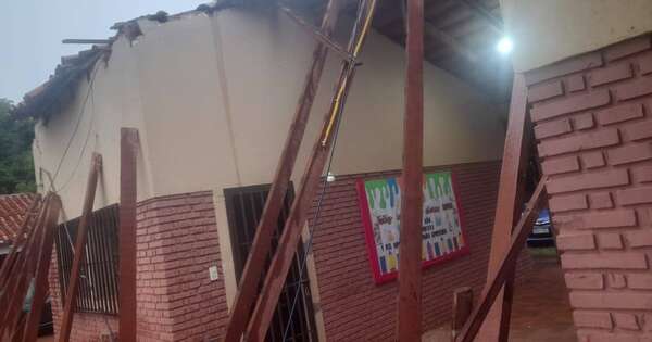La Nación / Villa del Rosario: el techo de la escuela colapsó por inclemencias del tiempo