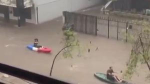 Familia usa kayak en raudales tras temporal