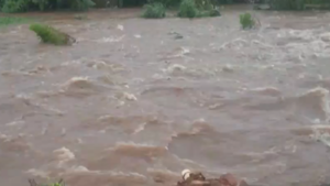 Desborde del arroyo Ferreira inunda viviendas y preocupa a los vecinos en Lambaré